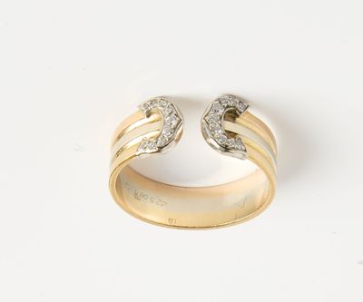 gros plan d'une bague en or et diamants sur une surface blanche