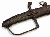 une arme très ancienne exposée sur la table