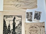 une photo montrant une collection de vieux papiers et de timbres posés sur une table