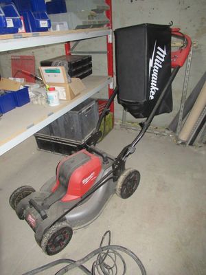 une tondeuse à gazon rouge et noire rangée dans un garage