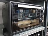 une photo d'un four grille-pain posé sur une étagère