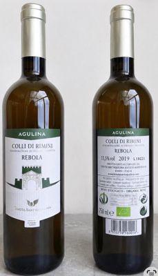 deux bouteilles de vin posées l'une à côté de l'autre sur une table
