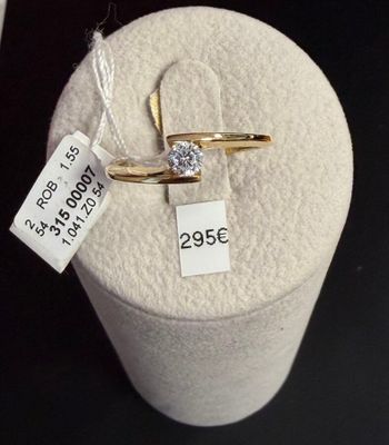 une bague en or surmontée d'un diamant