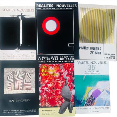 un grand nombre de livres posés sur une table