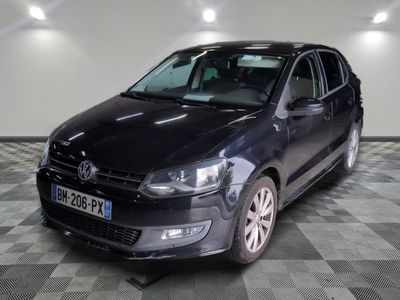 la voiture est garée sur le sol en damier du garage
