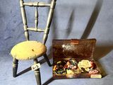 une petite chaise en bois à côté d'une petite boîte en bois