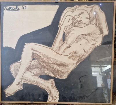 un dessin représentant une femme assise dans un fauteuil inclinable