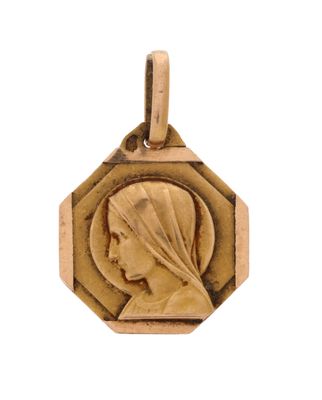 un gros plan sur une médaille d'or représentant une femme voilée
