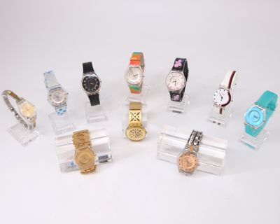 de nombreux modèles de montres exposés sur un fond blanc