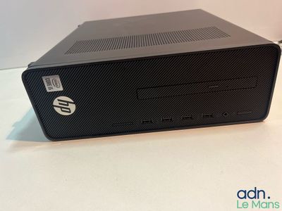 un gros plan d'un ordinateur de bureau posé sur une table