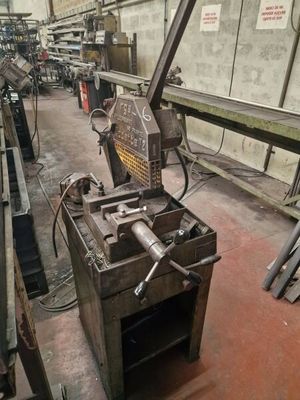 une machine qui se trouve à l'intérieur d'un bâtiment