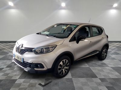 une voiture blanche est garée sur le sol à carreaux d'un garage