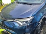 l'avant d'une Toyota RAV bleue garée sur le bord de la route