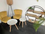 deux chaises et une table dans le coin d'une pièce
