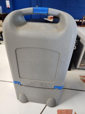 un récipient en plastique gris vide posé sur un plan de travail