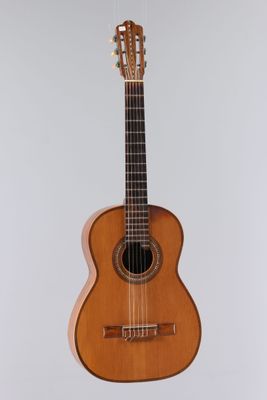 l'image d'une guitare suspendue à une corde sur un mur