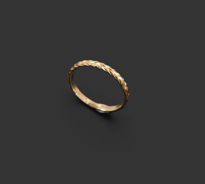 une bague en or sur fond noir