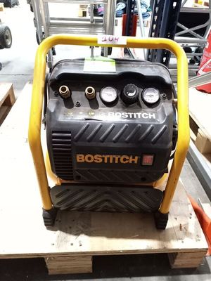 une photo d'un compresseur d'air portable posé sur une palette