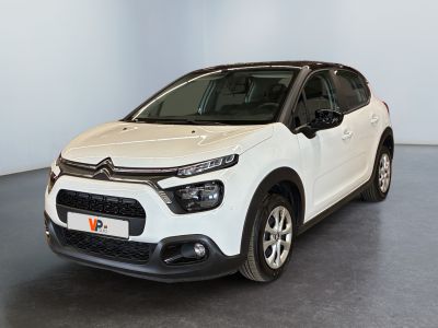 La Citrole blanche est garée dans une grande pièce