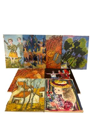 quatre livres dans une boîte sur laquelle figurent des photos de personnes