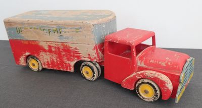 un camion rouge en jouet avec une caisse à l'arrière