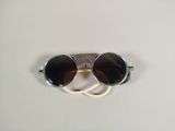 une paire de lunettes de soleil posée sur une table