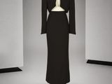 une photo d'une robe et d'une veste noires et blanches présentées sur un mannequin