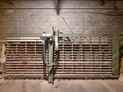 une photo d'un grand portail métallique dans un bâtiment