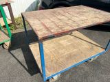 une table posée sur un chariot dans le parking