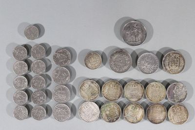 un lot de pièces de monnaie posées sur une table