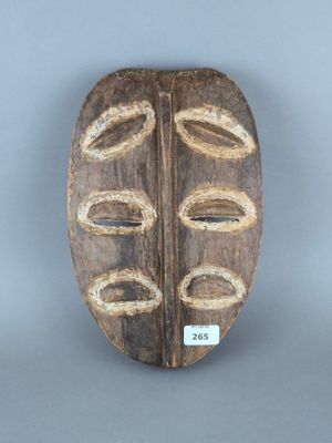 une image représentant un masque en bois sur fond gris