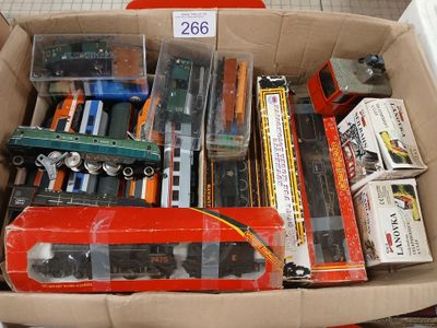 une boîte remplie de petits trains posée par terre