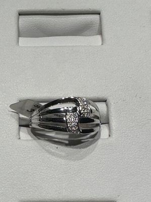 une bague dans un écrin blanc, ornée d'un diamant