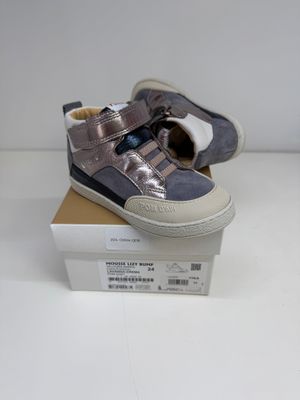 une boîte sur laquelle est posée une paire de chaussures de bébé