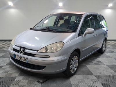 la photo d'une voiture argentée garée dans un garage
