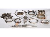 un assortiment de bijoux en argent, comprenant notamment des bracelets, des bagues et d'autres articles