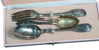 four spoons and two spoons in a box