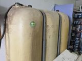 trois grands réservoirs placés les uns à côté des autres dans une pièce