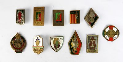 un grand nombre de badges sur une surface blanche