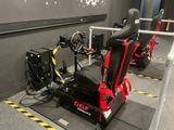 deux simulateurs de course exposés dans une pièce