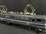 une maquette de train exposée sur une table