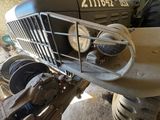 un gros plan d'un vieux véhicule militaire muni d'une calandre
