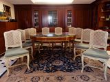 une salle à manger avec une table et des chaises
