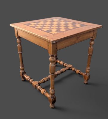 une photo d'une table en bois sur laquelle est posé un échiquier