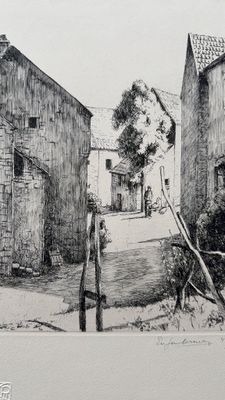 dessin représentant une rue dans un village, avec une clôture et un arbre