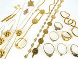 beaucoup de bijoux en or sur une table blanche