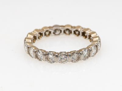 gros plan d'une bague en diamant sur une surface blanche