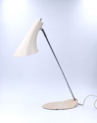 une image d'une lampe de bureau sur fond blanc
