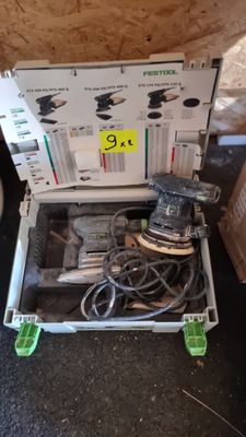une boîte avec un tas d'outils à l'intérieur