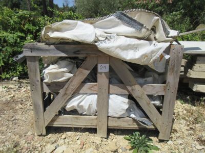 une pile de sacs posée sur une caisse en bois